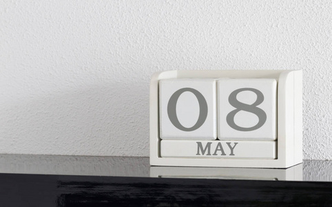 白色方块式日历当前日期8和月5月