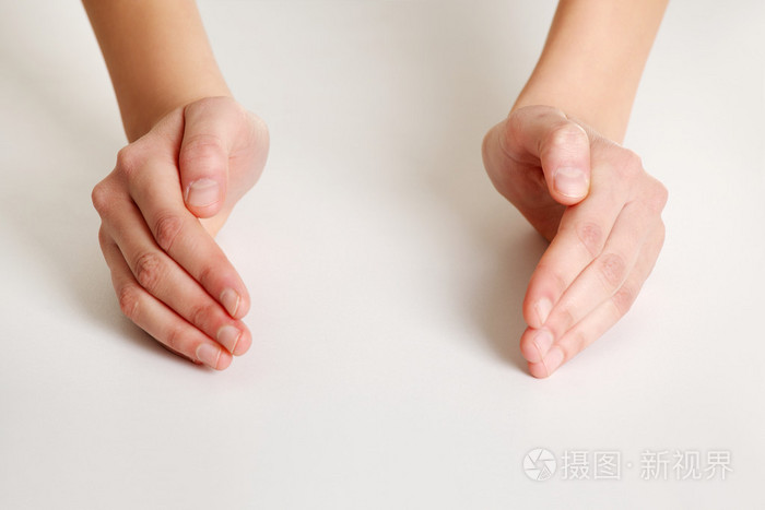 保护形状中的女性手