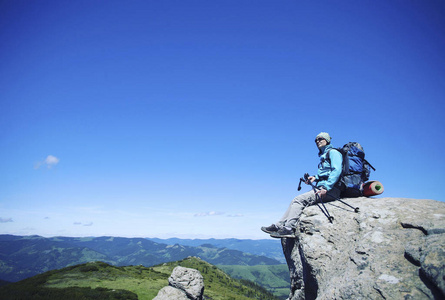 带着背包和帐篷夏天登山活动图片