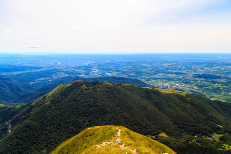 在山顶的阿尔卑斯山的顶峰