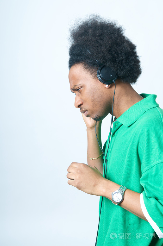 非洲裔美国少年听音乐