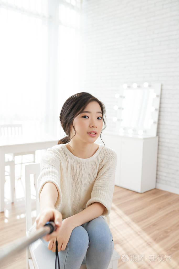 美丽的亚洲女孩带自拍在家