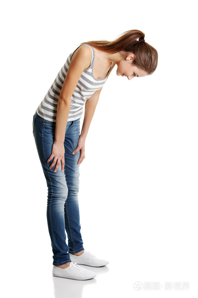 十几岁的女孩向下看