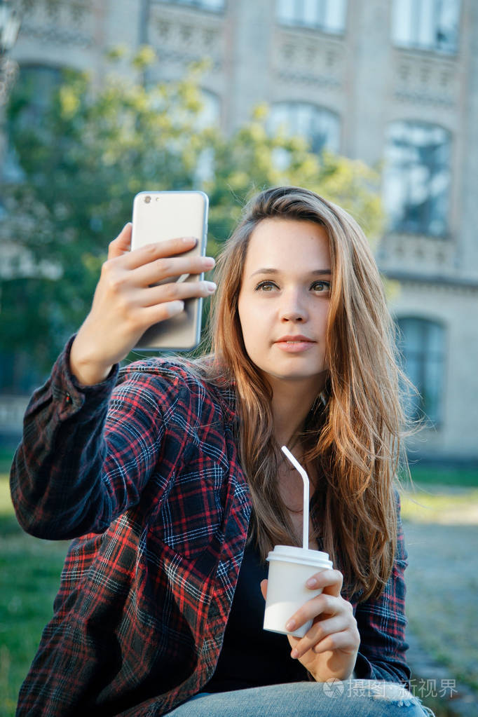 漂亮的女生大学附近的长椅上坐着