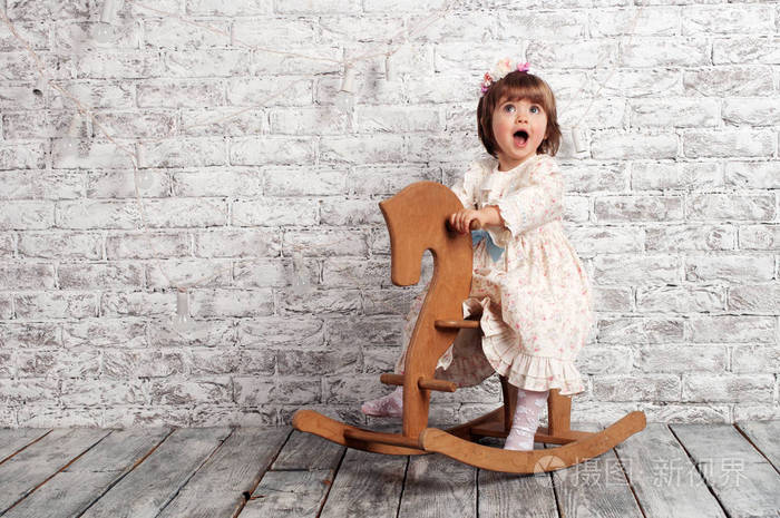 可爱的孩子(两岁的女孩)穿着花裙子和白色的