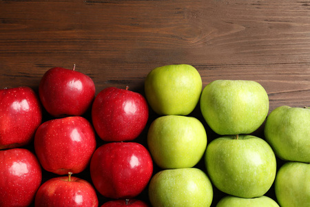 新鲜的红色和绿色的苹果在木质背景, 顶部视图