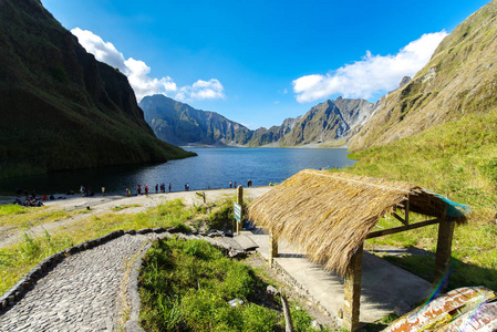 美丽的风景在皮纳图博山口湖图片