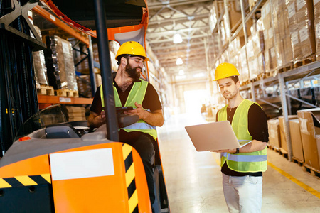 在仓库工作的后勤人员照片