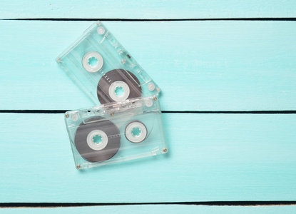 两个复古音频磁带从80s 的蓝色木质背景。顶部视图