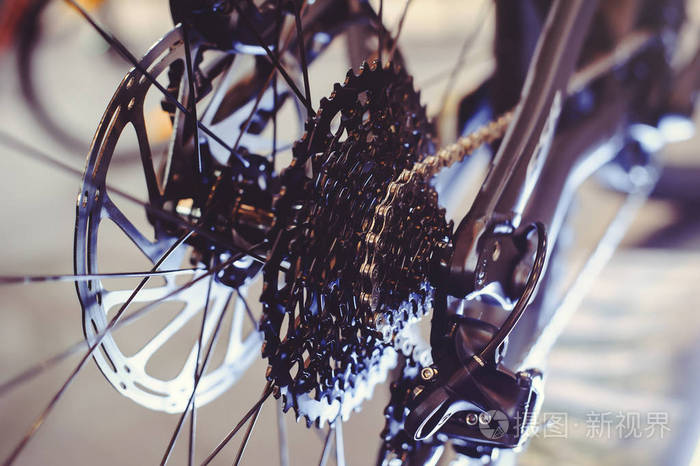 在山地自行车的后轮上, 自行车齿轮机构和链条的特写.