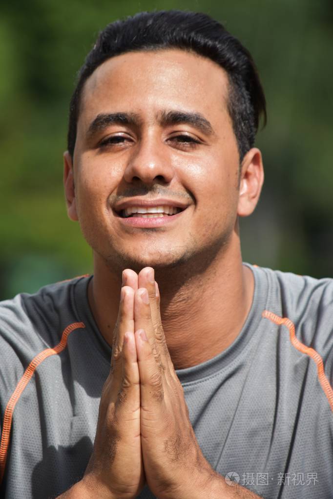 男性运动员恳求