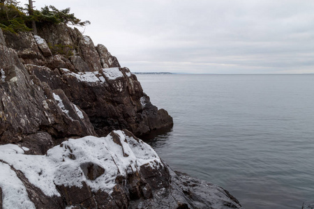 冬天在海边的悬崖上下雪