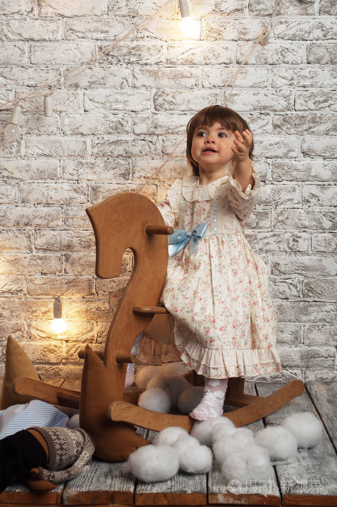 可爱的孩子两岁的女孩在花礼服和白色