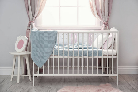 婴儿房内有舒适的婴儿床