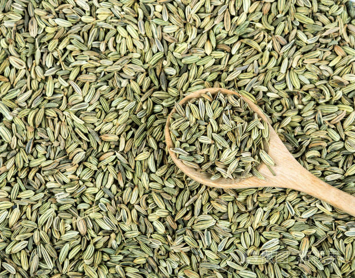 用木勺合上茴香籽