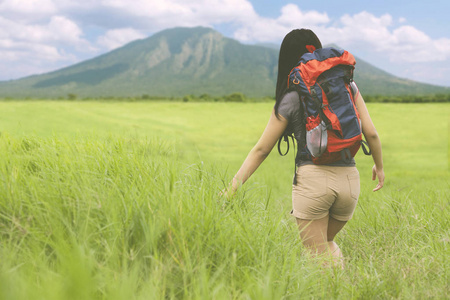 未知女子徒步登山