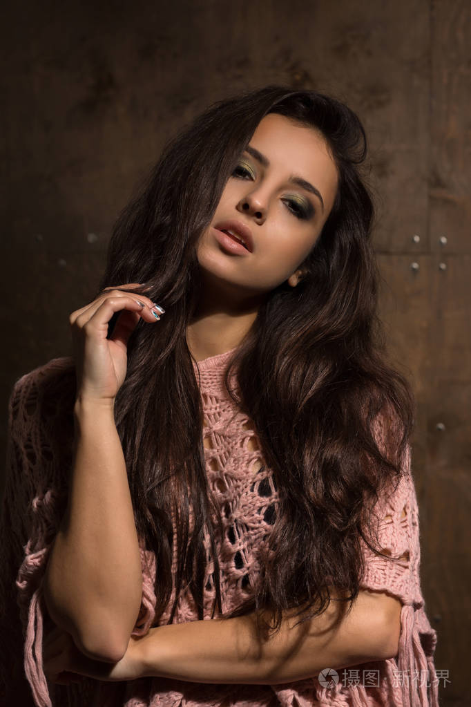 诱人的黑发女人长着茂盛的头发和专业的马