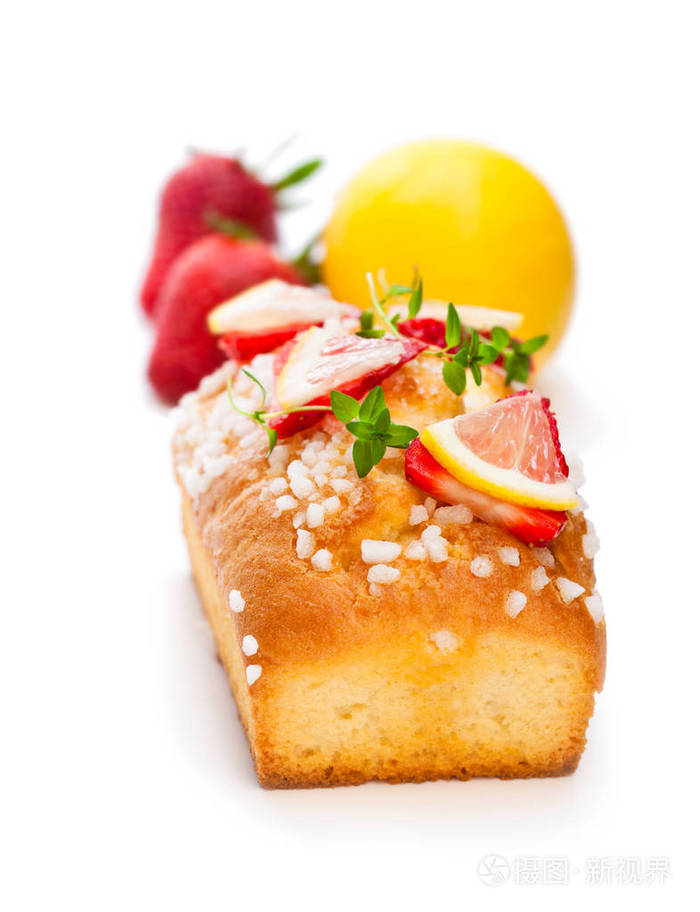 自制柠檬面包与草莓隔离白色