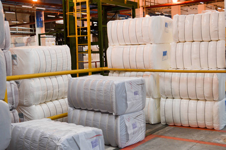 大型白色包装袋, 合成丙烯酸纤维在一个仓库在石化, 炼油厂照片