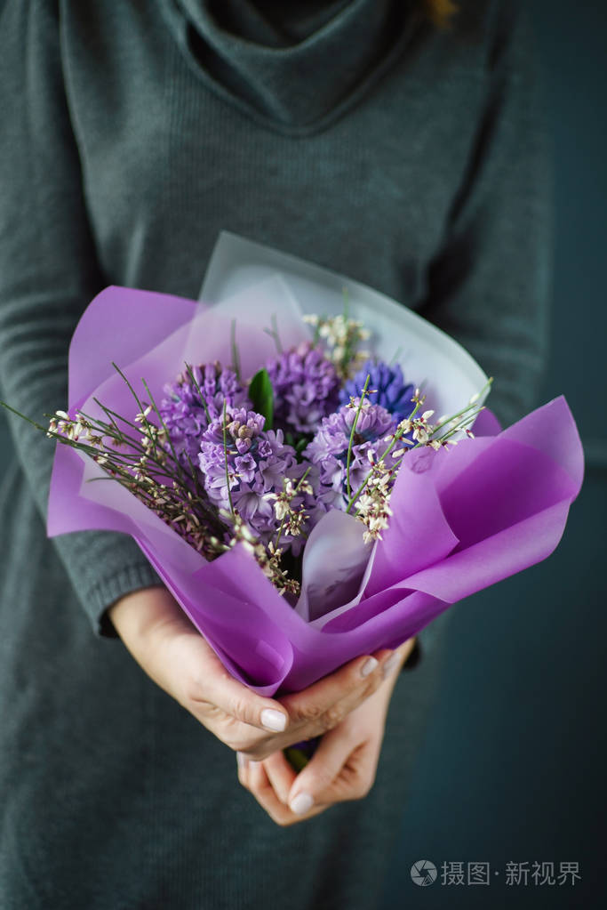 漂亮的花束在女人的手中