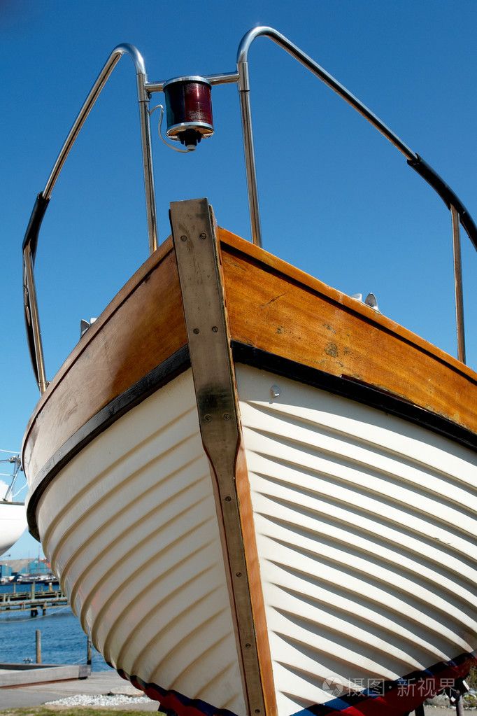 木制游艇船的船首