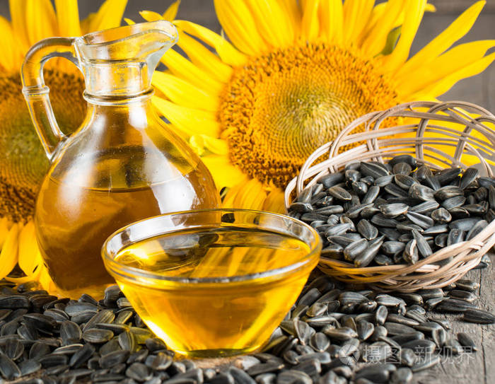 传统的乡土木制背景下的小袋向日葵籽油和葵花籽有机和生态食品的概念