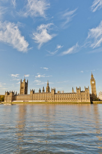 在伦敦，英国议会上下院