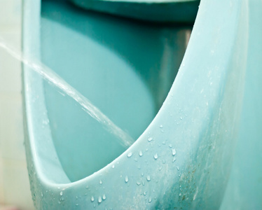 男人小便阴毛的小便池上