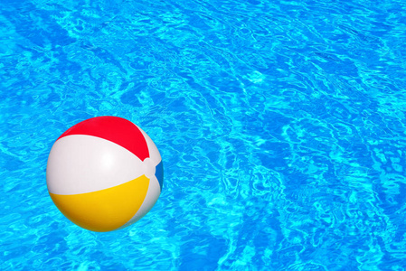 在游泳池中漂浮的多彩充气球