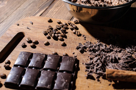 一块黑巧克力棒, 立方体, 洒碎的巧克力
