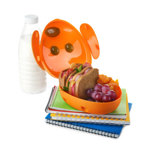 午餐盒与食物为学童和笔记本在白色背景