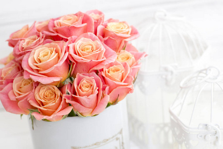 美丽的粉红色玫瑰在一个圆形的盒子上白色的木质背景