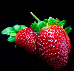 三个草莓图片