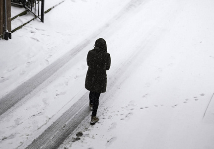在雪中行走的女人