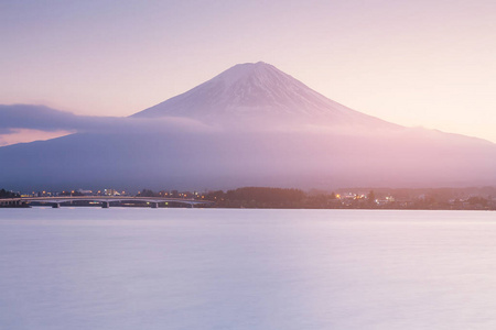 日本东京日落时河口湖上空的富士山