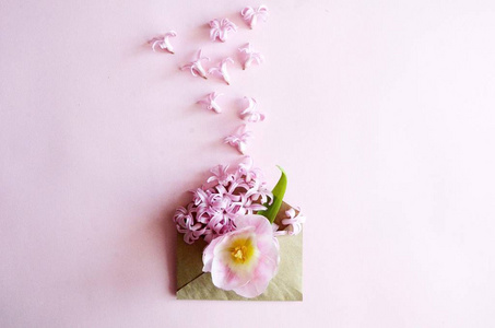 老式方卡与封闭打开工艺纸信封充满春天开花紫色丁香花。顶部视图, 平躺