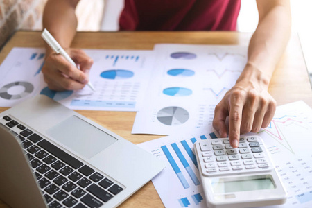 企业成本分析青年男性工作分析财务与成本计算照片