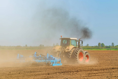 农夫在拖拉机准备土地苗床耕作。农业