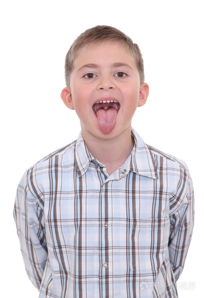 男孩用嘴里的舌头