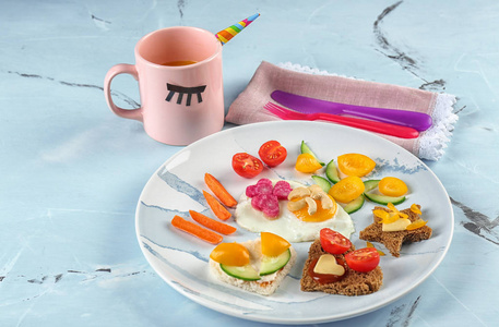 在盘子里为孩子们创造早餐。食谱想法与面包