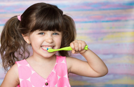 牙科卫生概念, 快乐的小孩子四或五岁刷牙, 颜色背景