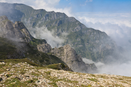 雾中的山山谷