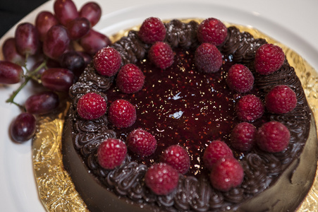 巧克力蛋糕与覆盆子
