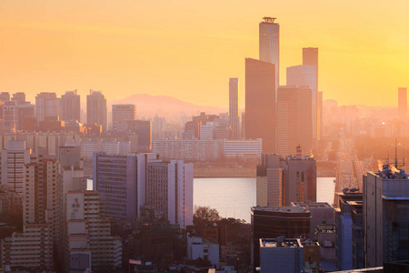 首尔市和摩天大楼，在日落时分，韩国汝矣岛