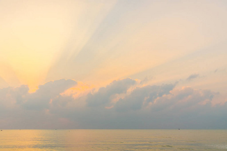 美丽的海滩和海在日出时间