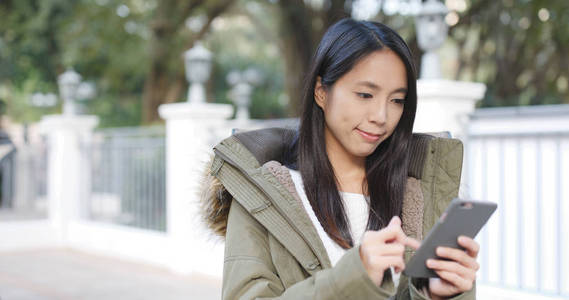 在城市中使用移动电话的女人