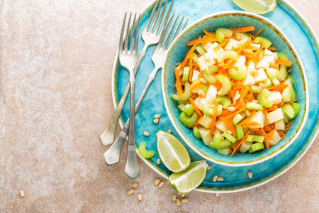 沙拉配新鲜的芹菜, 苹果和胡萝卜。健康素食菜