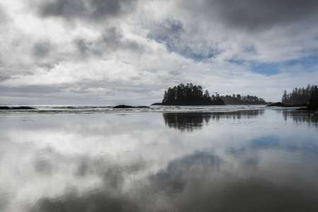 加拿大不列颠哥伦比亚省太平洋沿岸国家公园保护区海滩水中云的反射