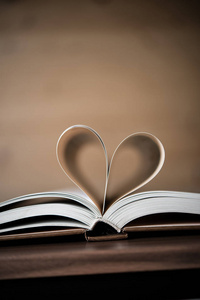 一本书的书页, 形成了心的形状。爱情理念