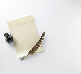 空白的羊皮纸纸羽毛笔和墨水锅，您的副本的空间